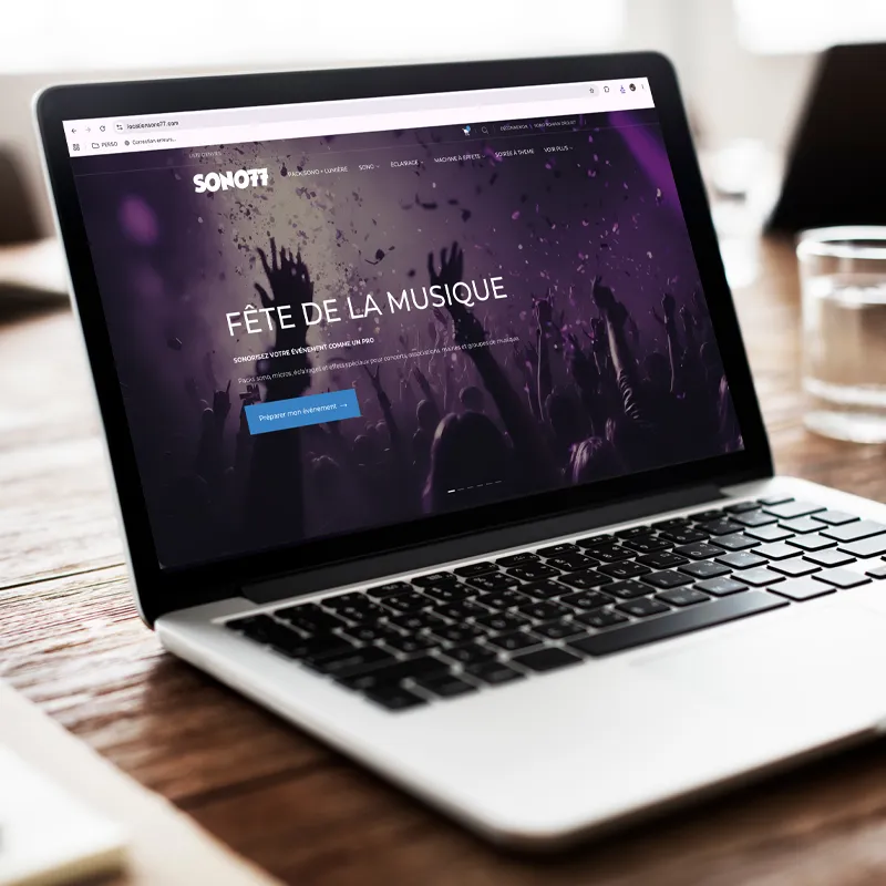 Ordinateur portable avec le site locationsono77.com d'ouvert sur le nav