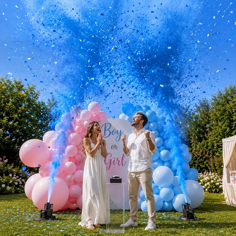 Couple découvrant le sexe de leur bébé lors d'une gender reveal avec de la poudre bleu