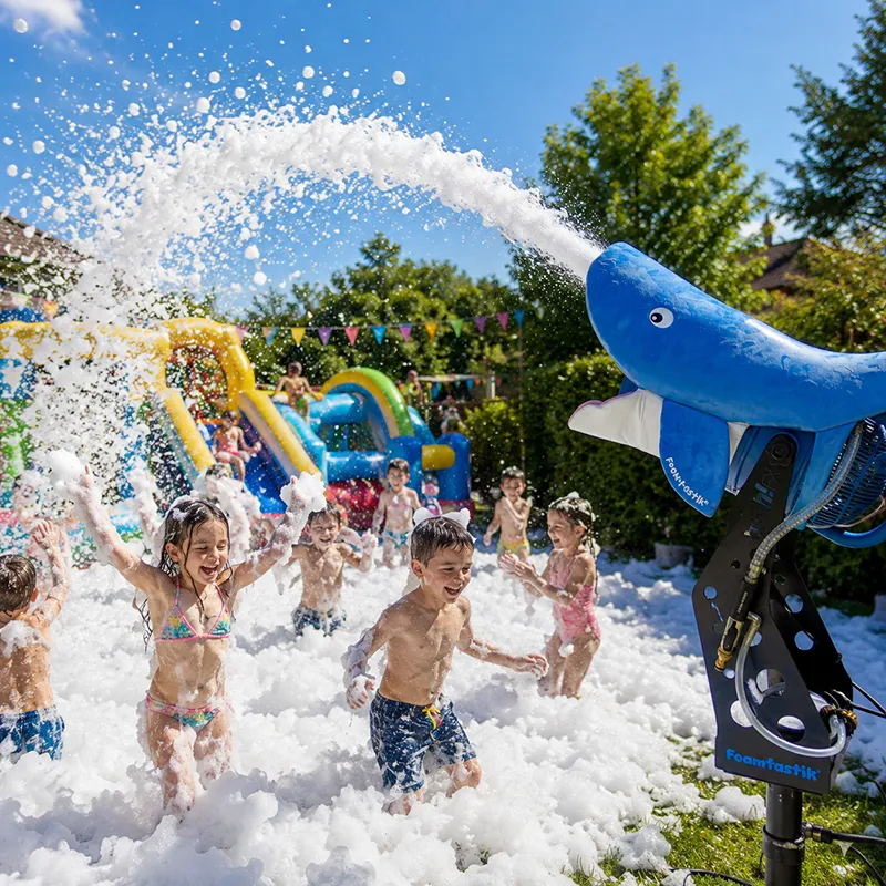 Machine a mousse pour enfant dans un jardin avec des enfants qui s'amusent dans la mousse