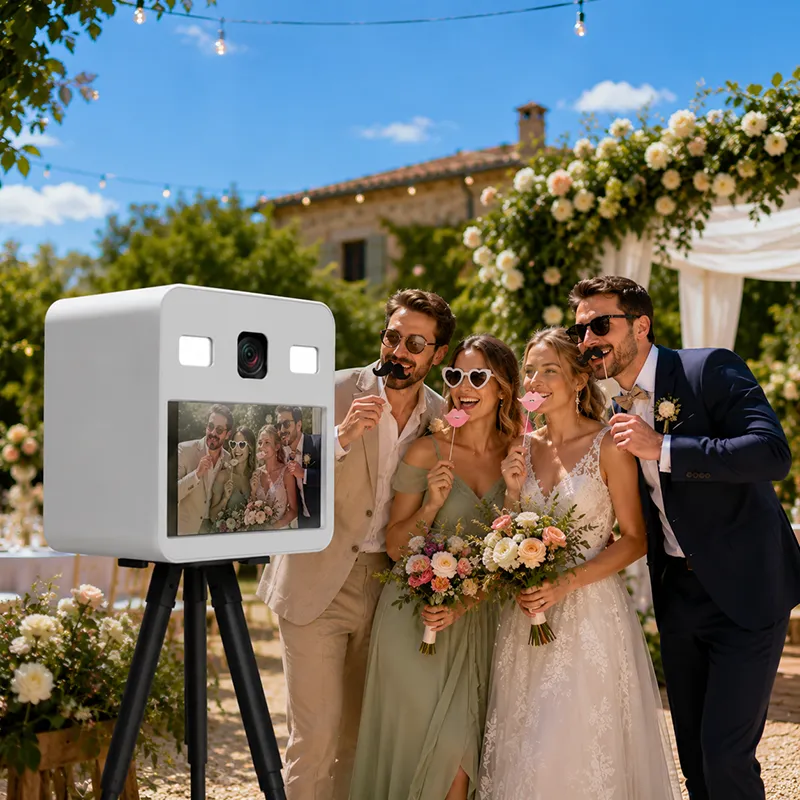 bande d'amis regroupé devant une borne photo our faire un selfie avec des accessoires droles