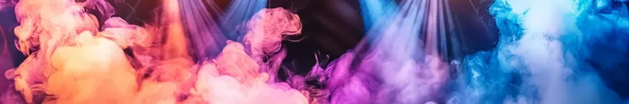 projecteurs colorés éclairant de la fumée au sol