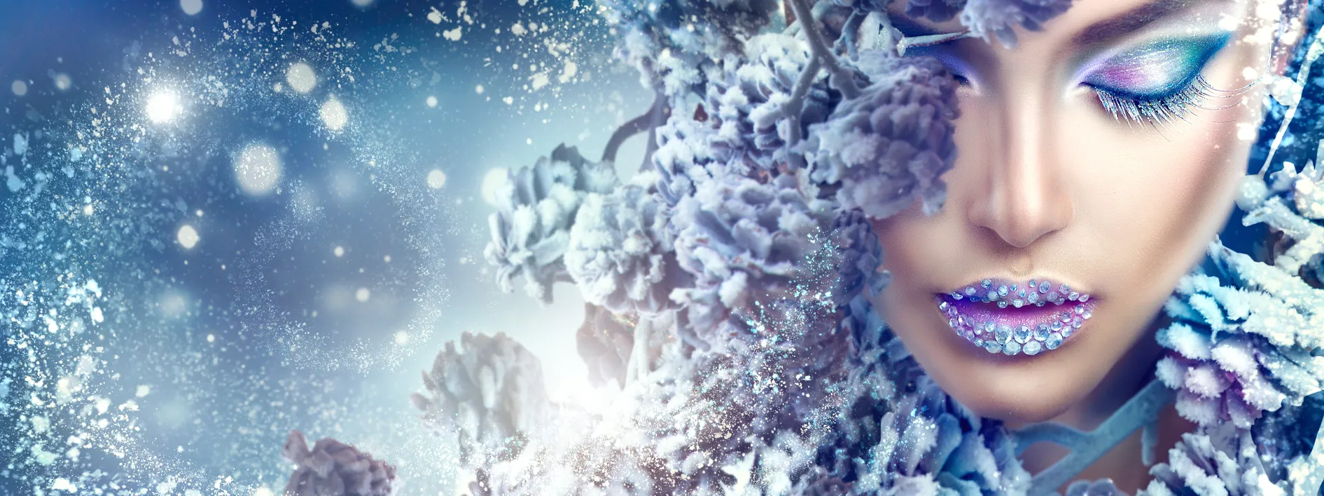 Photo artistique monrant une femme aux levres glacées de diamants sous la neige