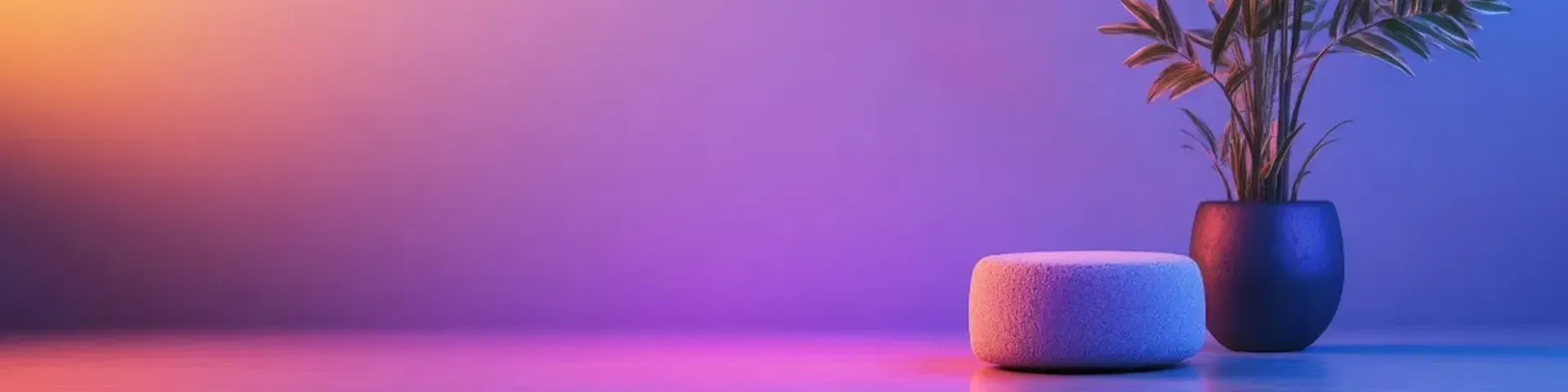 Plante verte accompagnée d'un pouf avec dans le fond un mur coloré avec de l'éclairage led