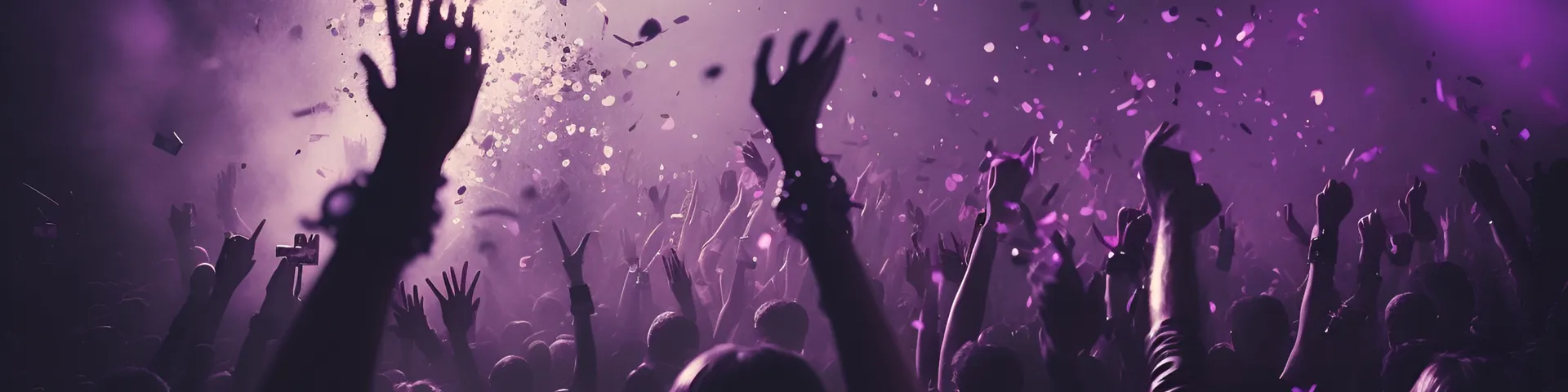 Fosse en délire levant les bras lors de la fête de la musique