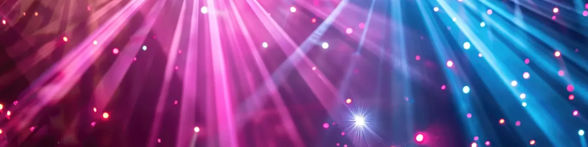 Faisceaux lumineux et colorés de projecteurs de soirée