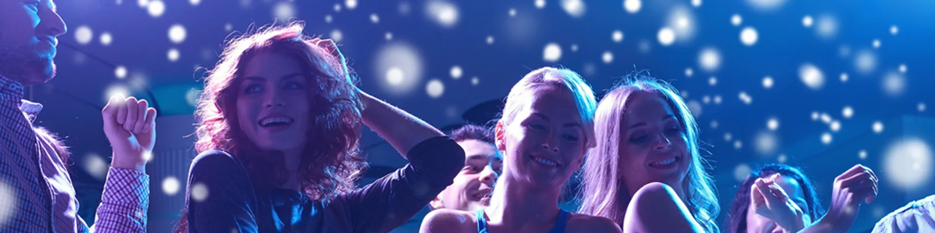 Bande de copines qui dansent lors d'une soirée neige